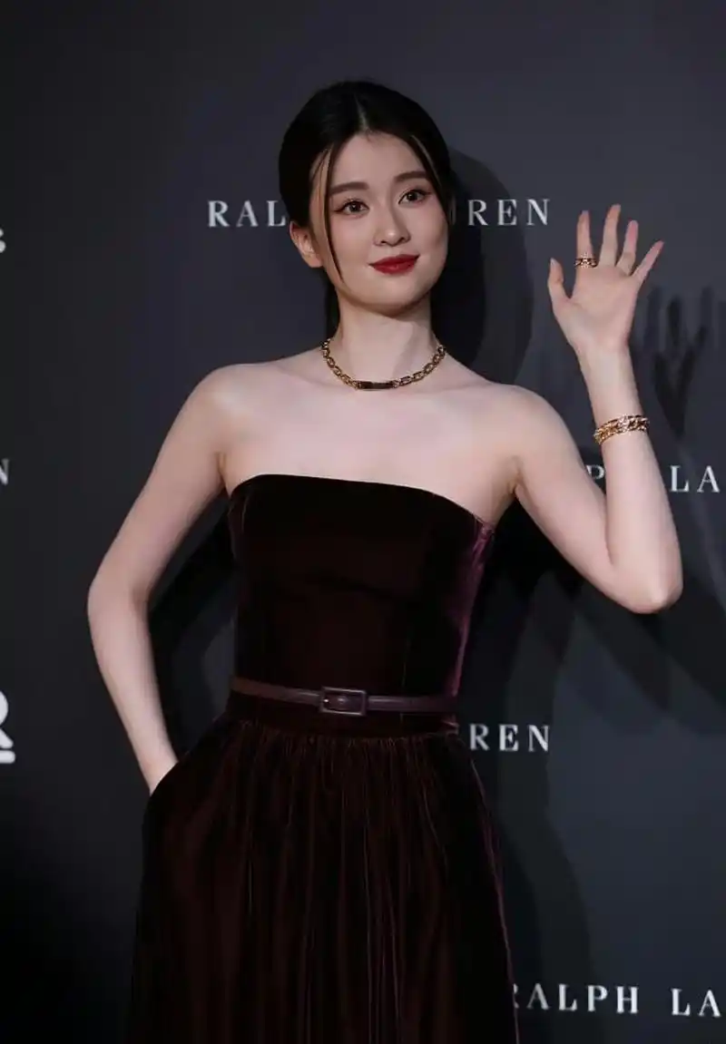 乔欣身穿这件酒红色抹胸裙太顶了,真的太好看了,我都忍不住想立刻去买