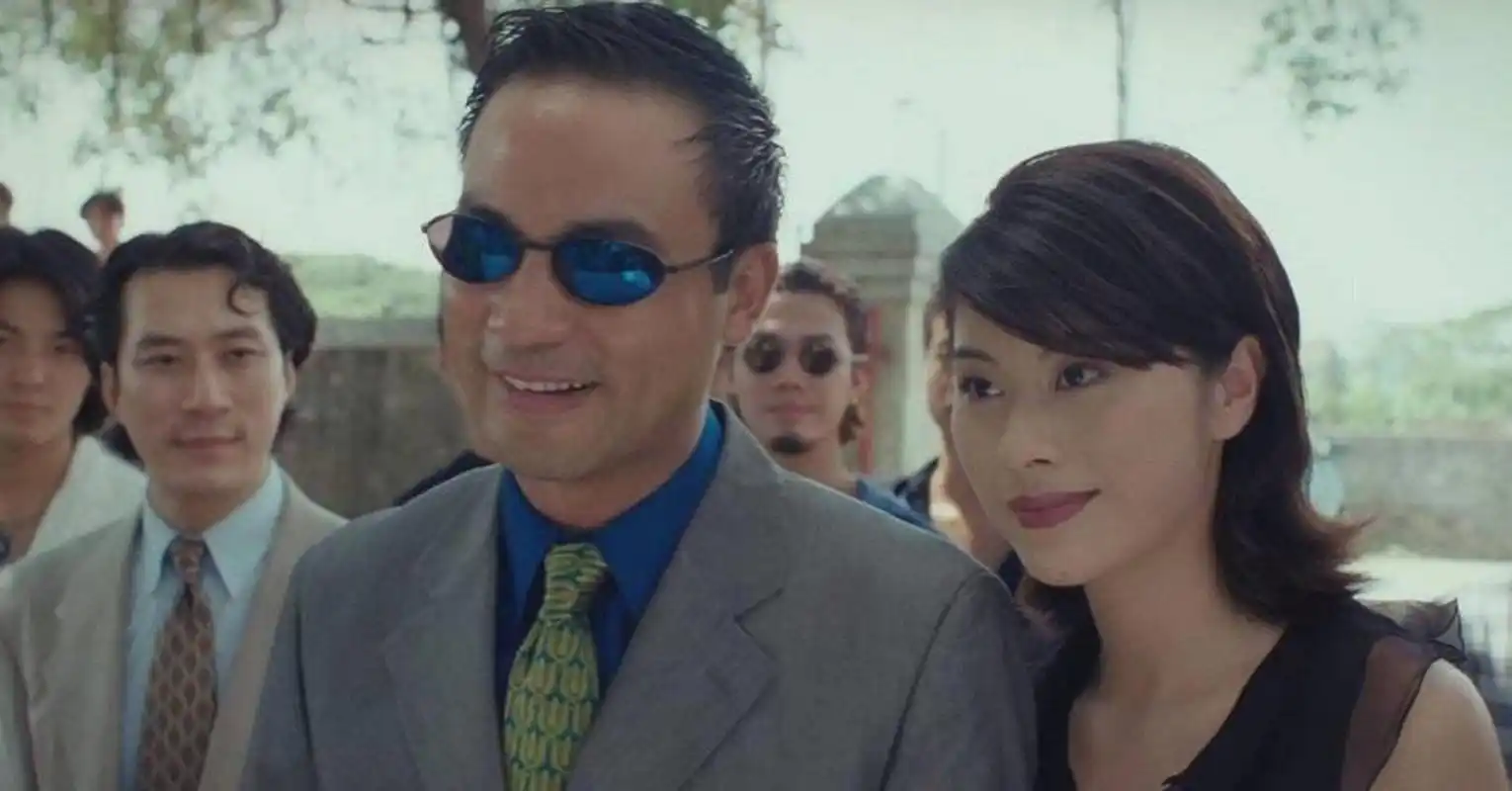 她在《古惑仔3》中饰演任达华女友"方婷"被大众熟知.遗照展现美丽.