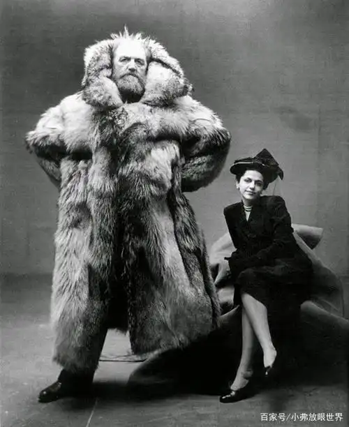 彼得穿着熊皮大衣和妻子合影