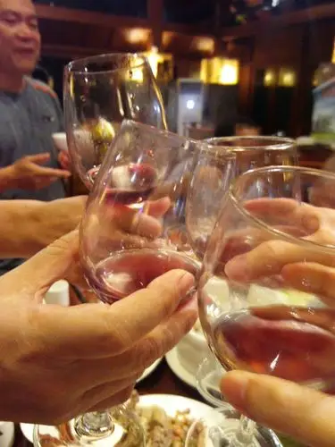 再干一杯!举杯一碰的愉悦中