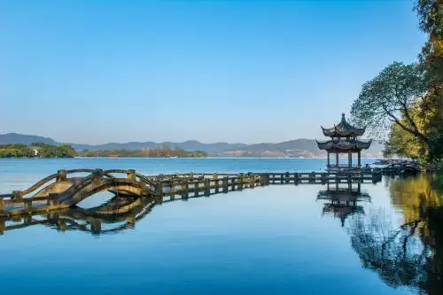 中国浙江杭州西湖长桥公园风光
