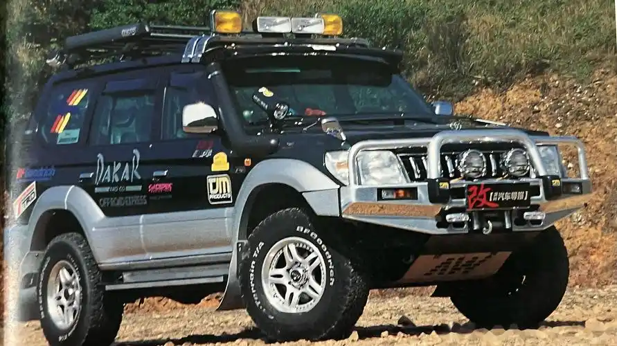 一台二十多年前杂志介绍的丰田霸道lc95的改装,满车名牌改件,妥妥的