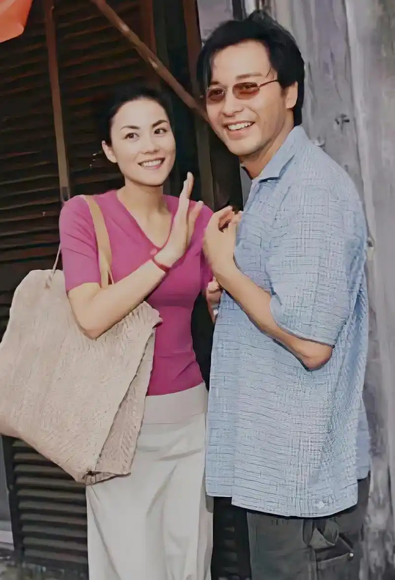 一张王菲和哥哥张国荣的合影,可见两人的关系非常好.