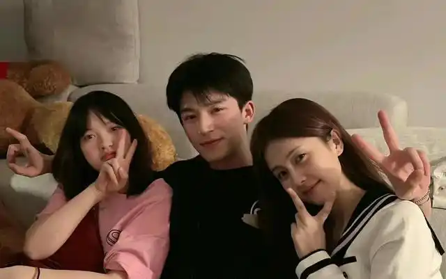 白鹿张凌赫疑似恋情曝光,女方住男方家一夜未归,中秋节一起过节