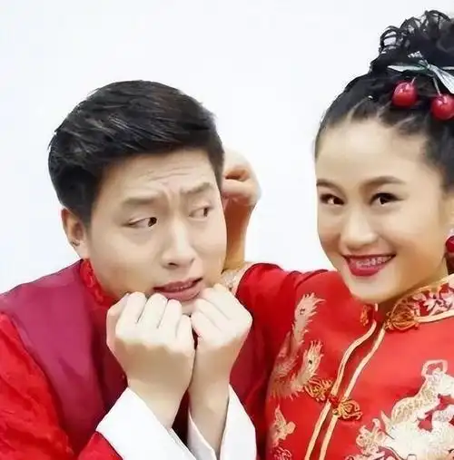 一头短发,矮胖矮胖的身材,看起来就像个"小地缸".