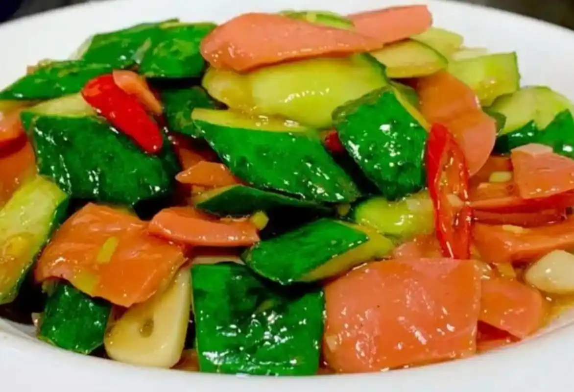 我的美食分享#  黄瓜炒火腿肠  1,将黄瓜用盐搓洗干净切成薄片,加入