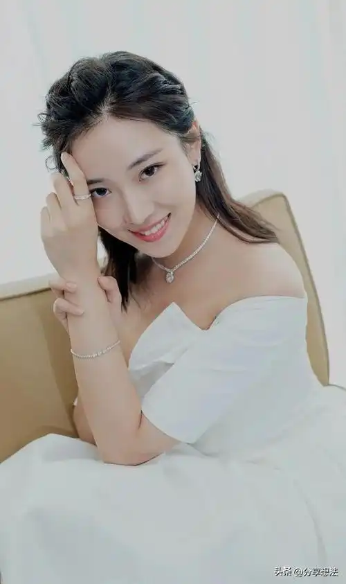 菅纫姿明星壁纸!