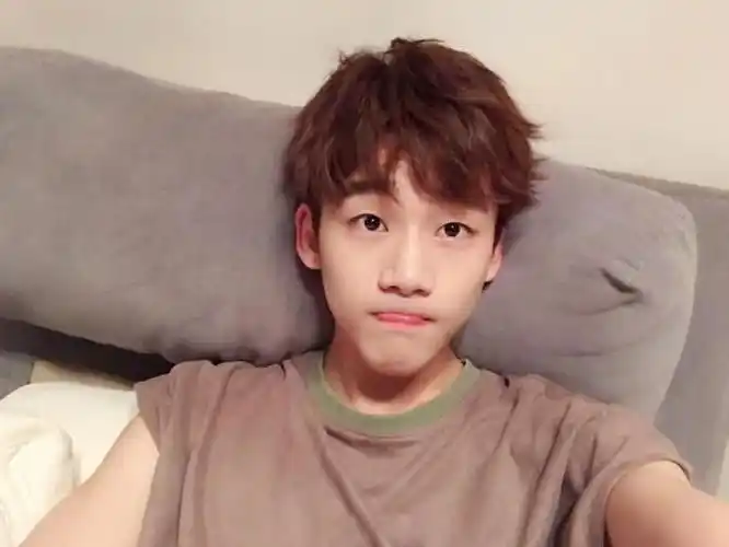 小鲜肉帅哥中国单眼皮小鲜肉生活自拍照片帅哥猛男文章小虾米