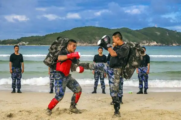 海军陆战队某旅侦察营在三亚某海域组织特战队员进行沙滩格斗训练(11