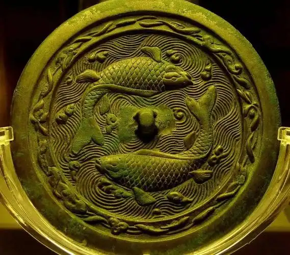 商周期间,青铜器举动这偶然代的文明艺术符号,鱼纹纹饰正在青铜器化妆