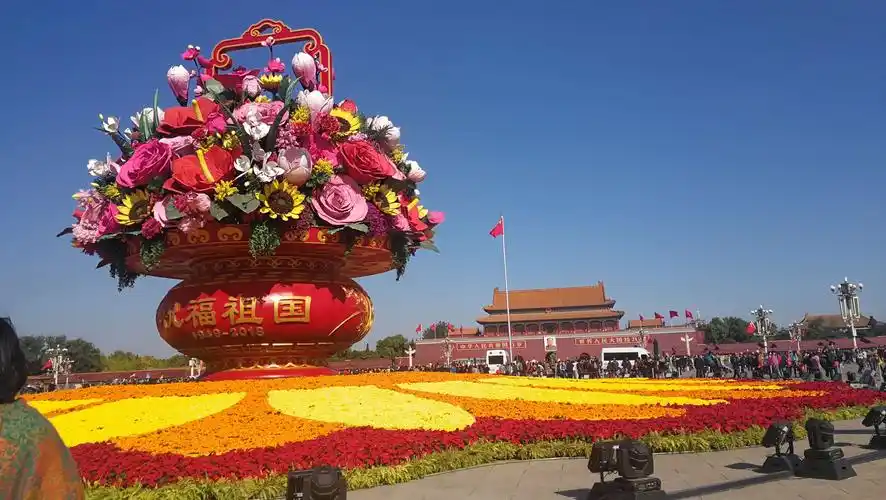 祖国的明天,天更蓝,山更绿,水更清,经济更繁荣,人民更幸福,国力更强盛