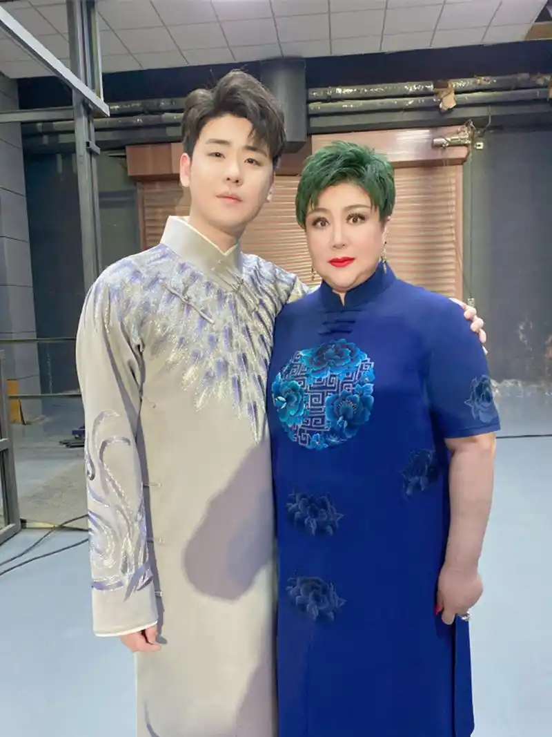 5月27日,德云社张云雷在演唱会现场,以播放简笔画的形式,感谢姐姐王惠