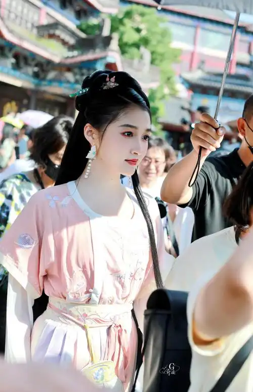 关晓彤新综艺饭拍图,粉色古装造型,灵动又可爱,状态太好了