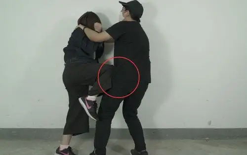 除非他们是用下面这个姿势掐你的脖子踢不准说不定还会激怒不法分子