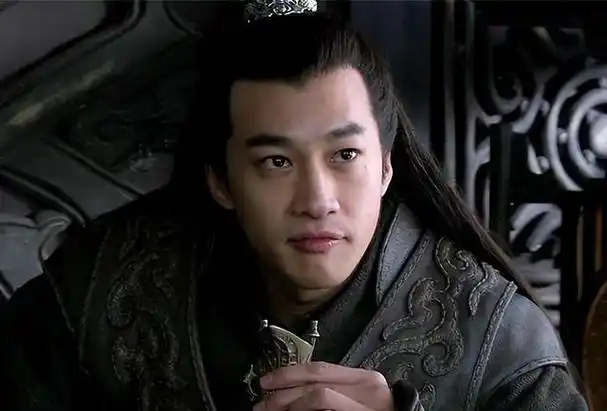 虽然《泡沫之夏》是由何润东主演的现代剧,并非古装剧中战斗力强大,但