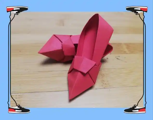 学习两张纸组合的方法折出鞋子. 2.体验折纸的乐趣和成功感.