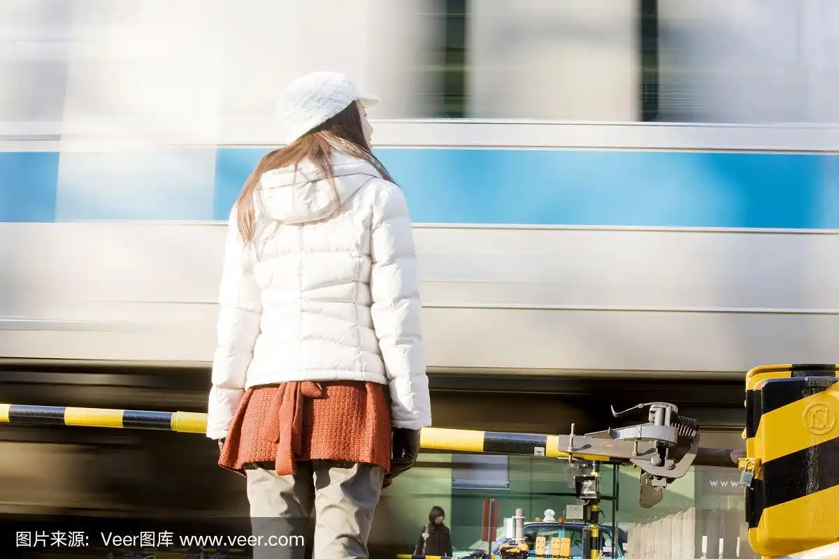 站在十字路口的女人的后视图