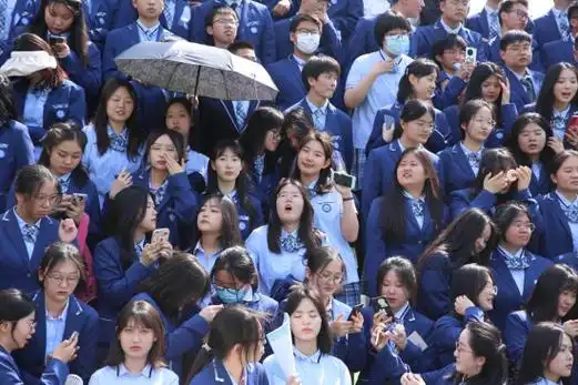 青春像张弓不惧雪雨不惧风合肥一中拍摄2023届高三超级毕业照