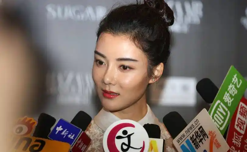 原创35岁车晓素颜无人识鼻子是一个败笔台前幕后判若两人