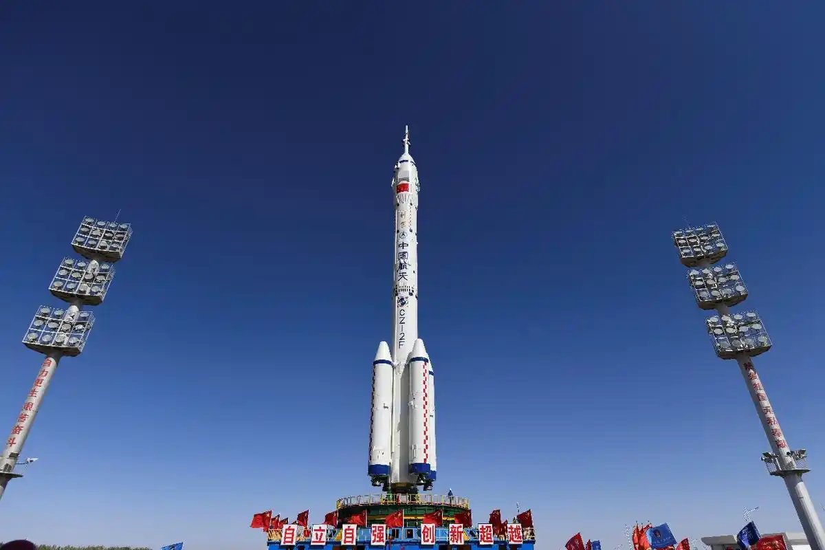 用于发射神舟十四号载人飞船的长征二号f运载火箭.