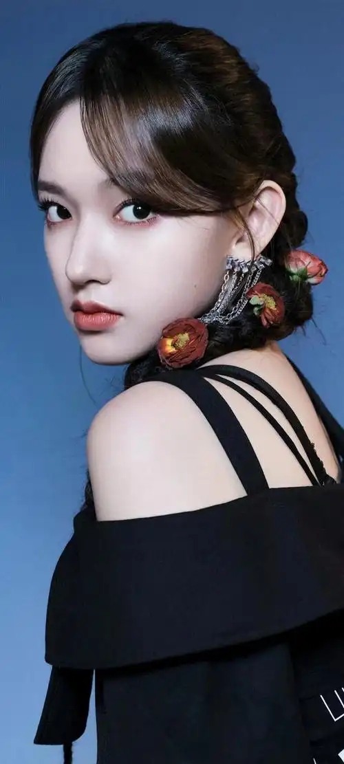 程潇沉稳的气场与俏皮的气质,让她既有舞蹈导师的专业霸气,又不失元气