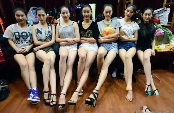 艺考生穿比基尼备战 看看哪个颜值最高?