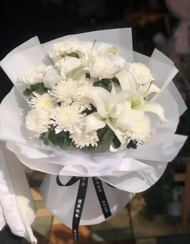 "怀念悼念"是菊花的一种花语,表达对于逝去之人的尊敬与哀悼. - 抖音