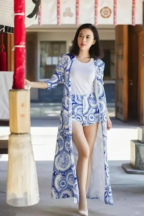 颜丹晨青花瓷长裙美出新高度