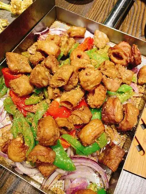 老青岛戳子肉 (青岛总店)-"从大众点评查到这家店人气很高,所以决定一