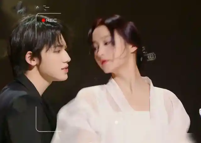 宋亚轩牵着关晓彤离场有谁注意关晓彤的手避嫌避出了新高度