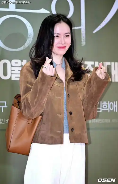 42岁孙艺珍嫁给玄彬好幸福!穿棕色夹克搭配白色牛仔裤,真年轻