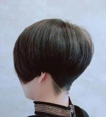 女生尖角波波头短发发型脸颊上的头发有尖角效果,女生波波头短发发型