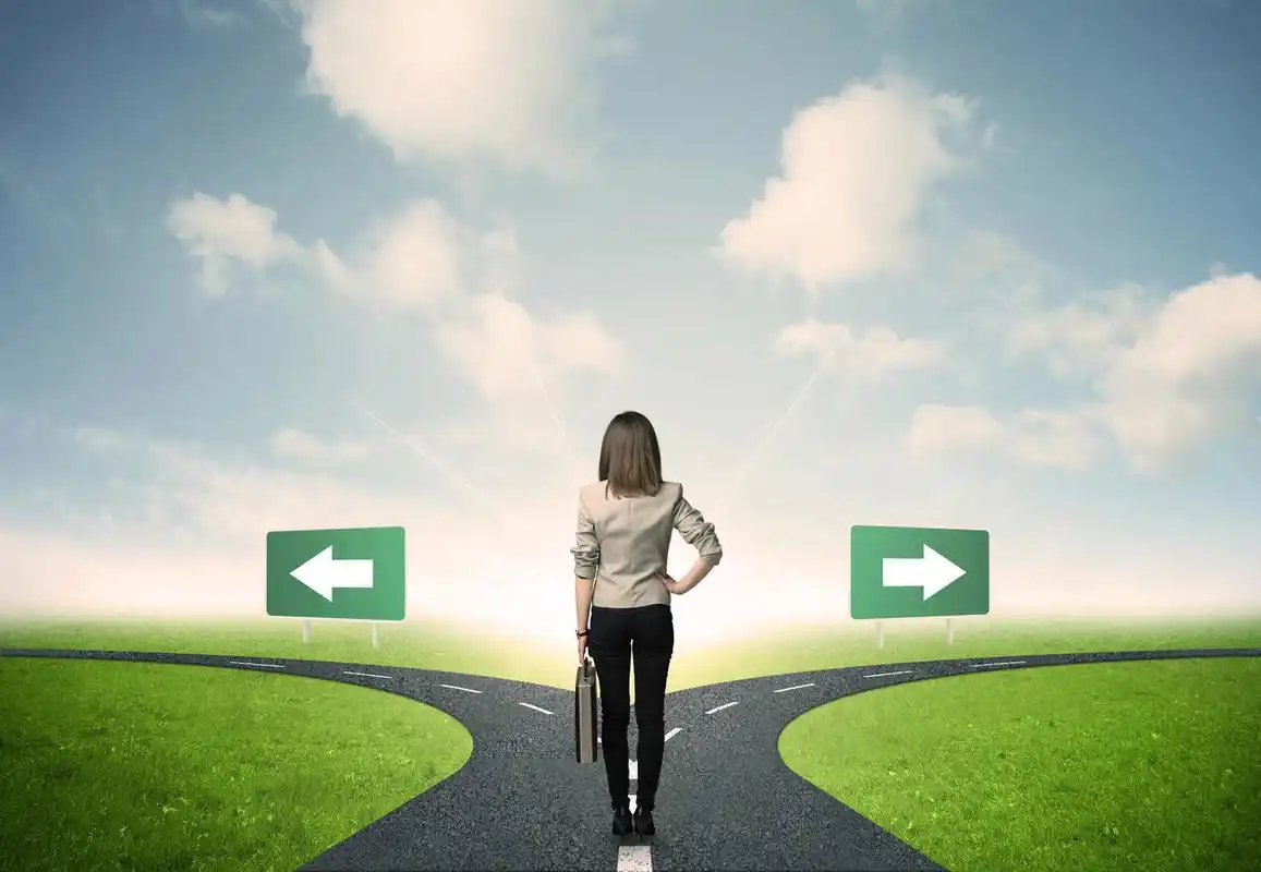 沙漠景观沙漠旅游商务人事走在路上马路公路分岔路口选择困难症在