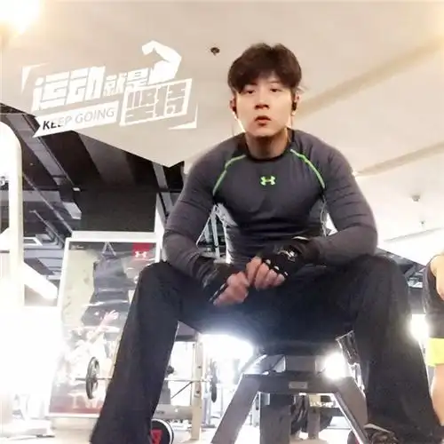 高晓攀晒健身照肌肉饱满 粉丝舔屏两米长腿