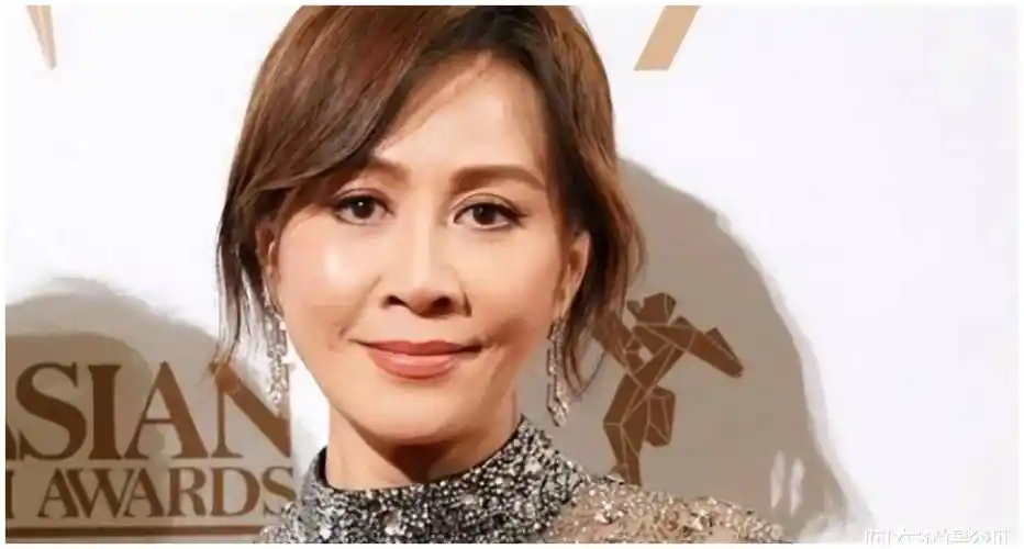 旁边的刘嘉玲穿着镶有亮钻的黑色连衣裙,身材曲线优美,非常云.