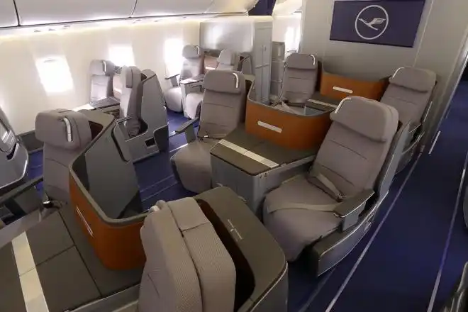 波音747-8洲际航空客机启航