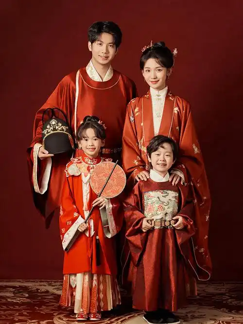 服交相辉映
温暖了整个时光
凝固在照片里的美好「星光全家福摄影