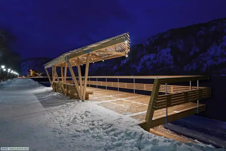 俄罗斯带顶棚和露天剧场观景台