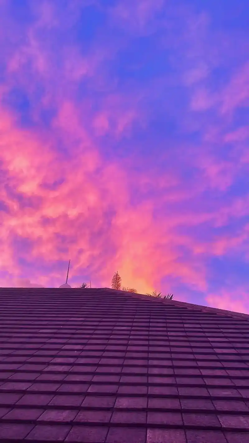 今天的厦门是粉紫色的耶!太美了吧!她们说是台风前的火烧云～ - 抖音