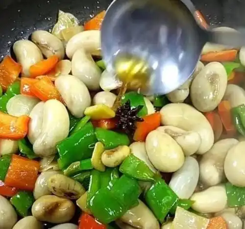 4,放入鸡腰子,翻炒均匀,加入,盐,鸡精,耗油,生抽,料酒.