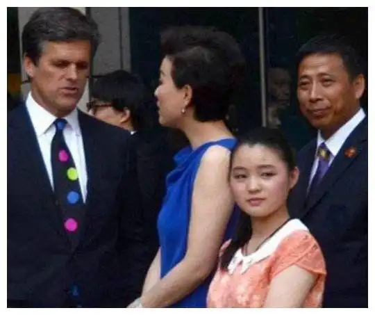 杨澜一对儿女颜值差距大儿子遗传妈妈美貌女儿长相一言难尽
