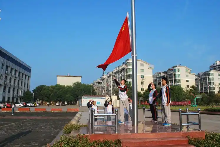 莲塘四中国旗下的讲话活动有序开展