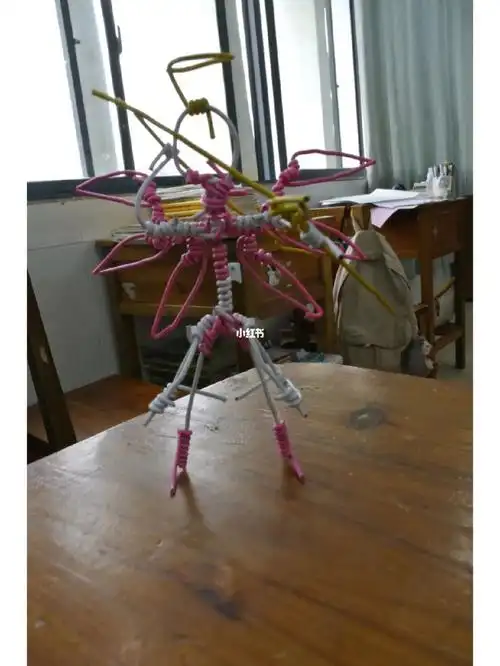 用回形针拧成的铁丝人