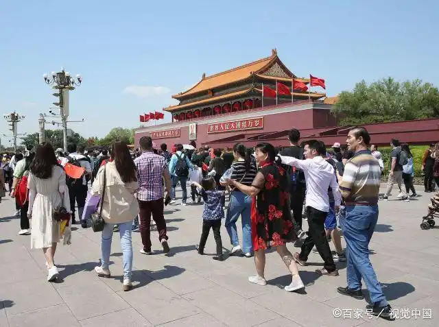北京:"五一"假期第二日 故宫,天安门广场人山人海