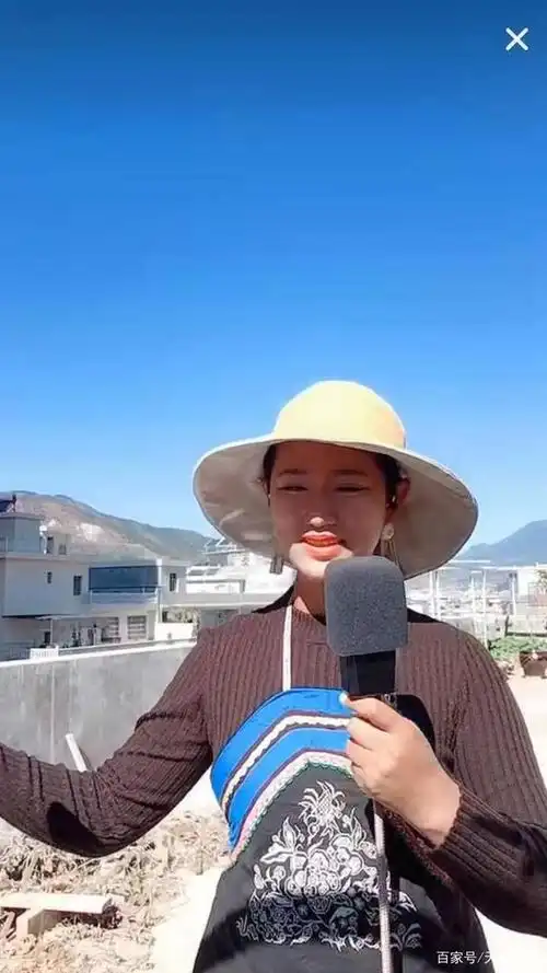 歌手曲木阿依,你的大舞台不应该在屋顶,网友:伯乐在哪里