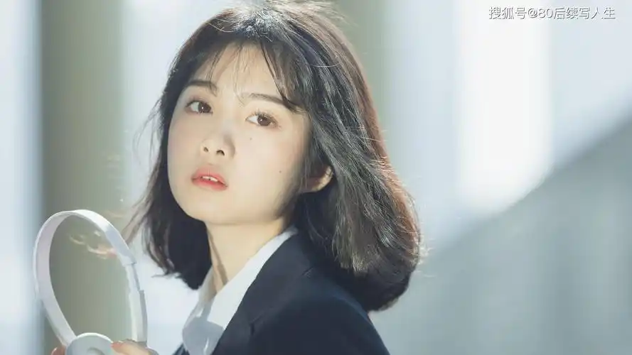 秀外慧中的短发美女美女电脑高清桌面壁纸