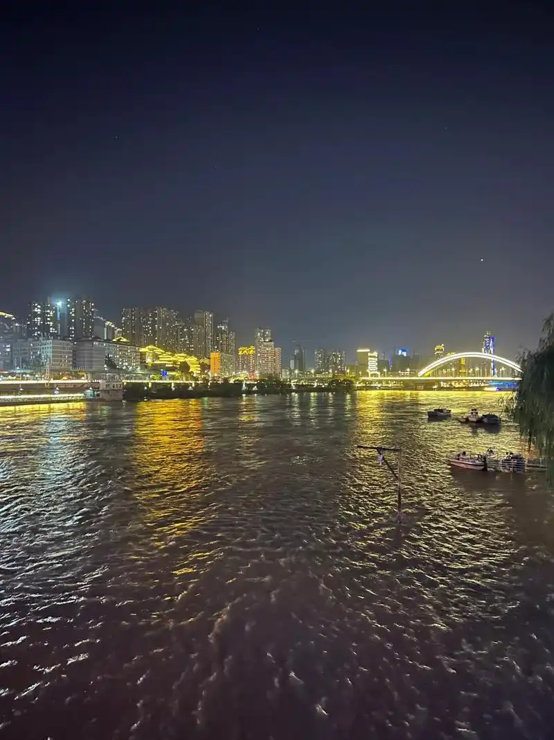 兰州夜景:兰山山顶看全城 租了辆车开上兰山山顶,盘山路还是有点吓人