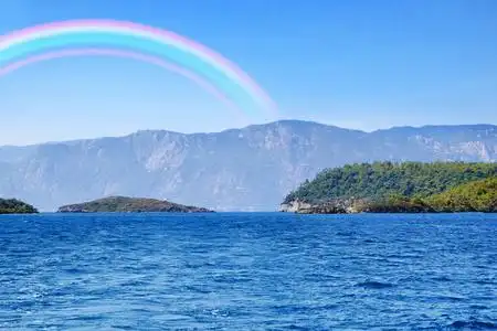 天空中的海岸和彩虹照片