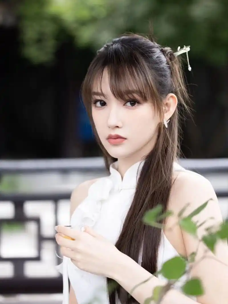 《中餐厅》超前企划,程潇这件新中式礼服好好看 玉石耳饰,竹叶琉璃