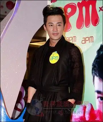 林峰夜店激吻刘俐避谈潘霜霜 蕾丝潮装出席签唱会